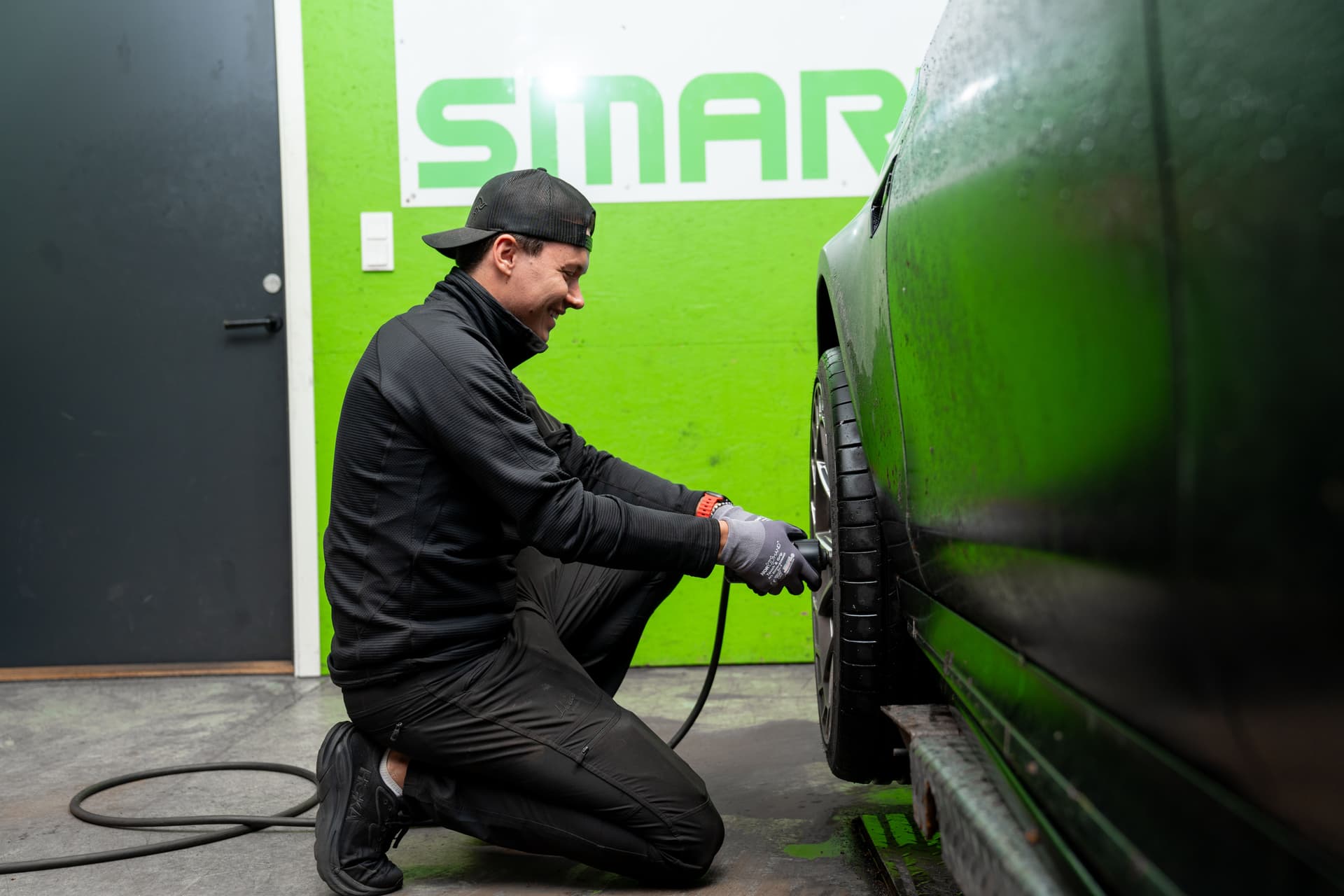 Smart Dekk mekaniker skifter dekk - profesjonell dekkservice