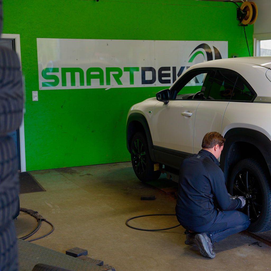 Profesjonell dekkskift service hos Smart Dekk